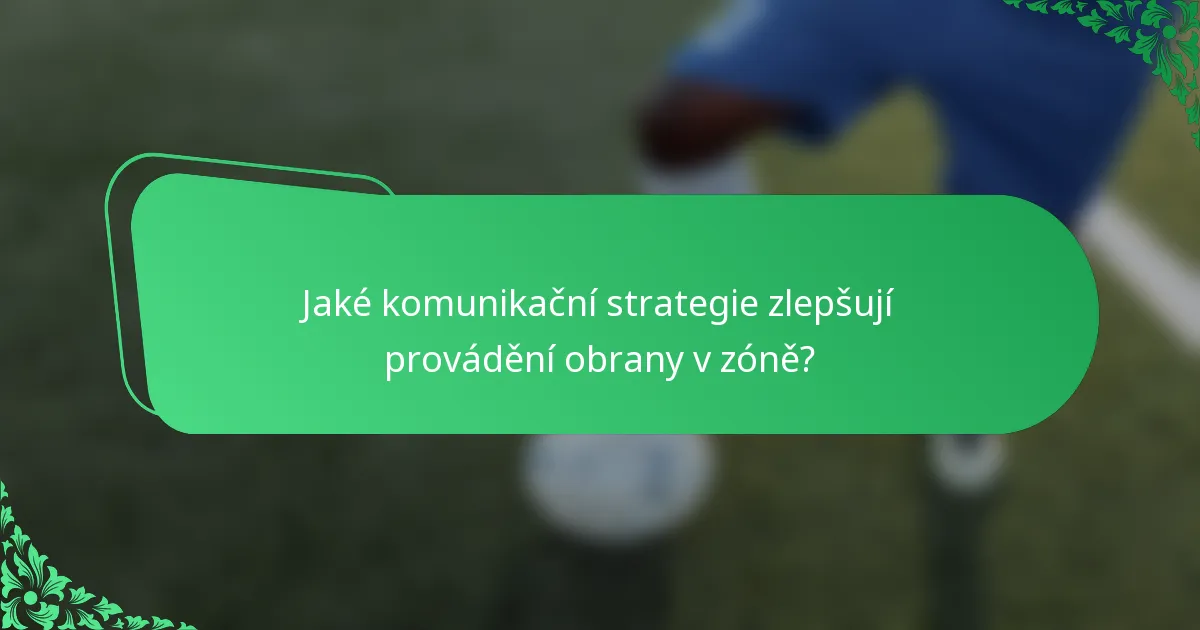 Jaké komunikační strategie zlepšují provádění obrany v zóně?
